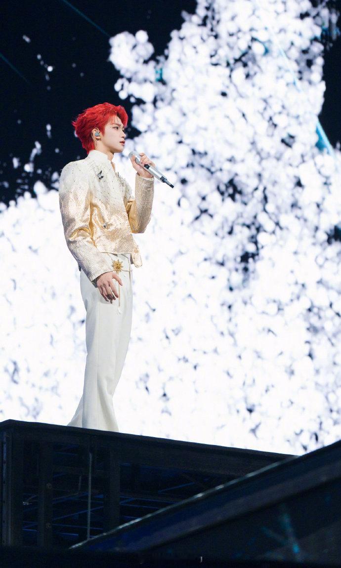 梓渝2025微博超话综合热度TOP1  喜报！梓渝在2025微博娱乐白皮书 中斩