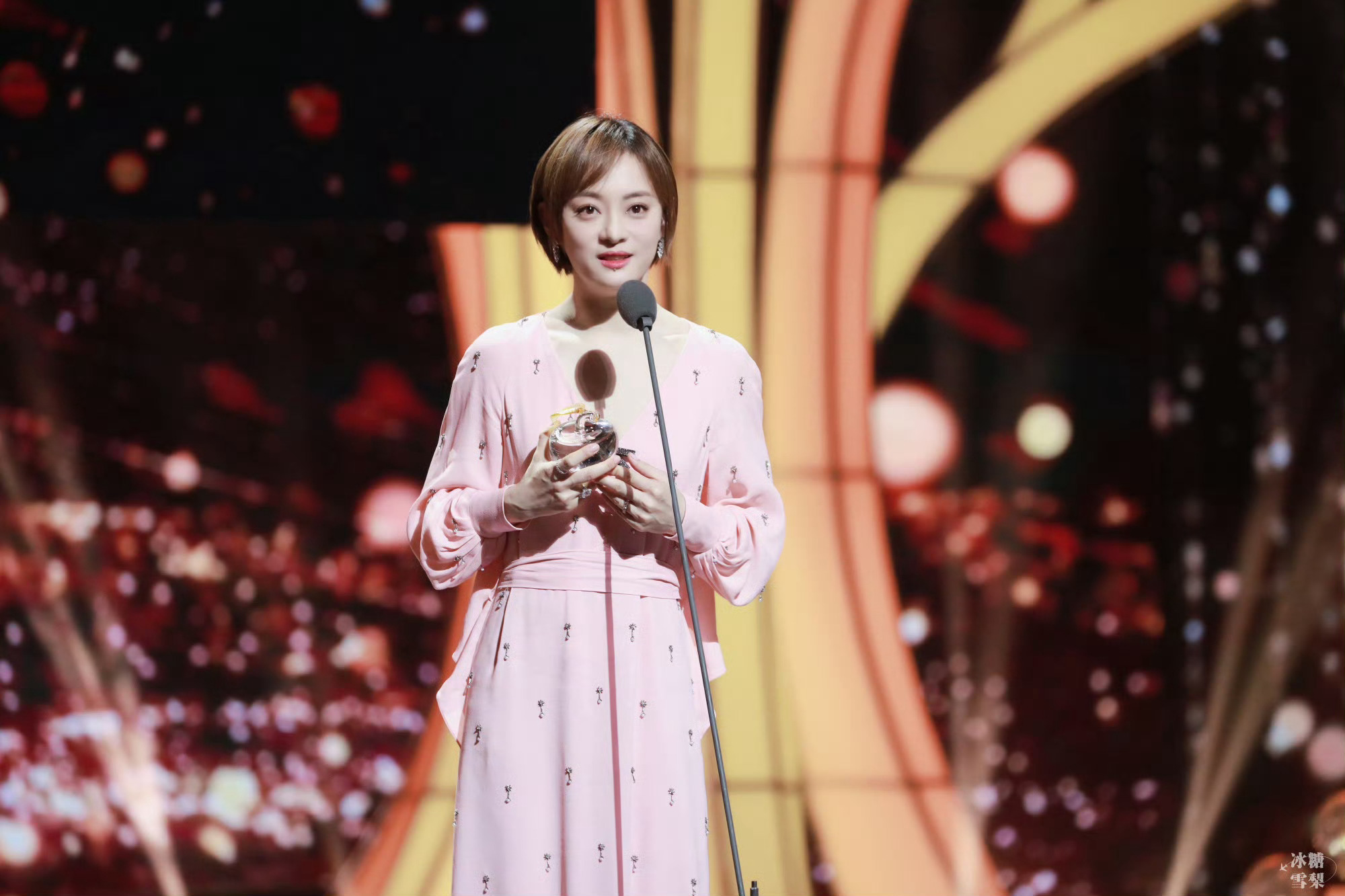 孙俪孙俪获年度卓越品质之星恭喜孙俪在电视剧品质盛典荣获年度卓越品质之星这么多年她