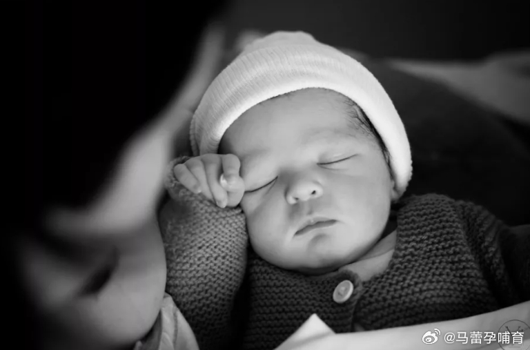 问：小宝宝可以竖抱吗?答：可以。无论横抱还是竖抱，只是宝宝脊椎承受的重量方向不一