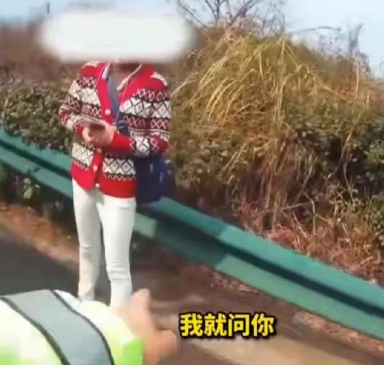 网友指责把妻子扔在高速路上的湖南男子火气太大，其实其不缺乏理智。当时他看到高速路
