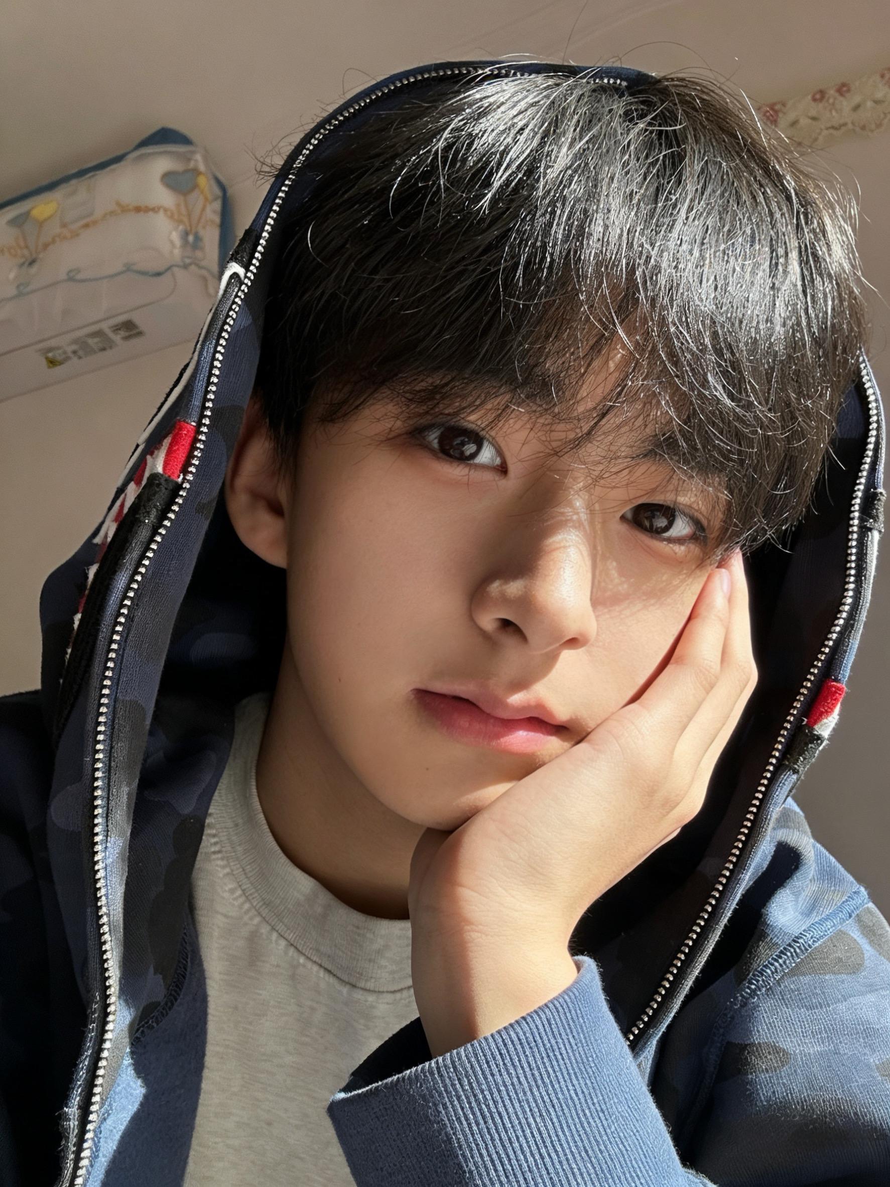 坐在沙发可以kiss kiss