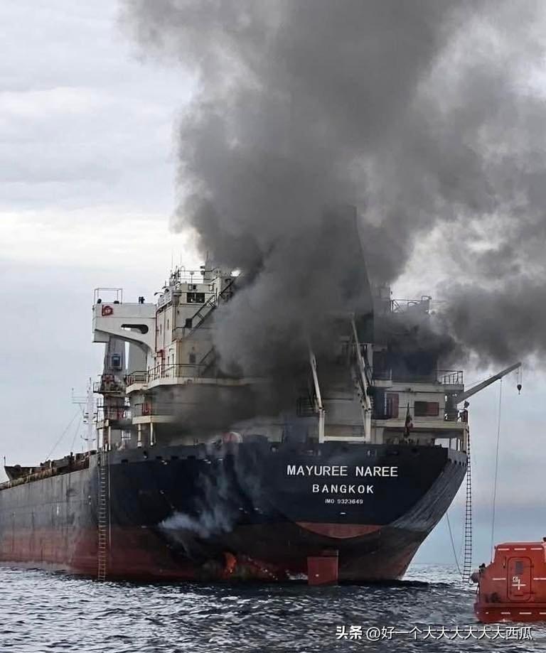 又有货轮经过霍尔木兹海峡被打了，
霍尔木兹海峡现在显然是伊朗的“咽喉”，
同时也