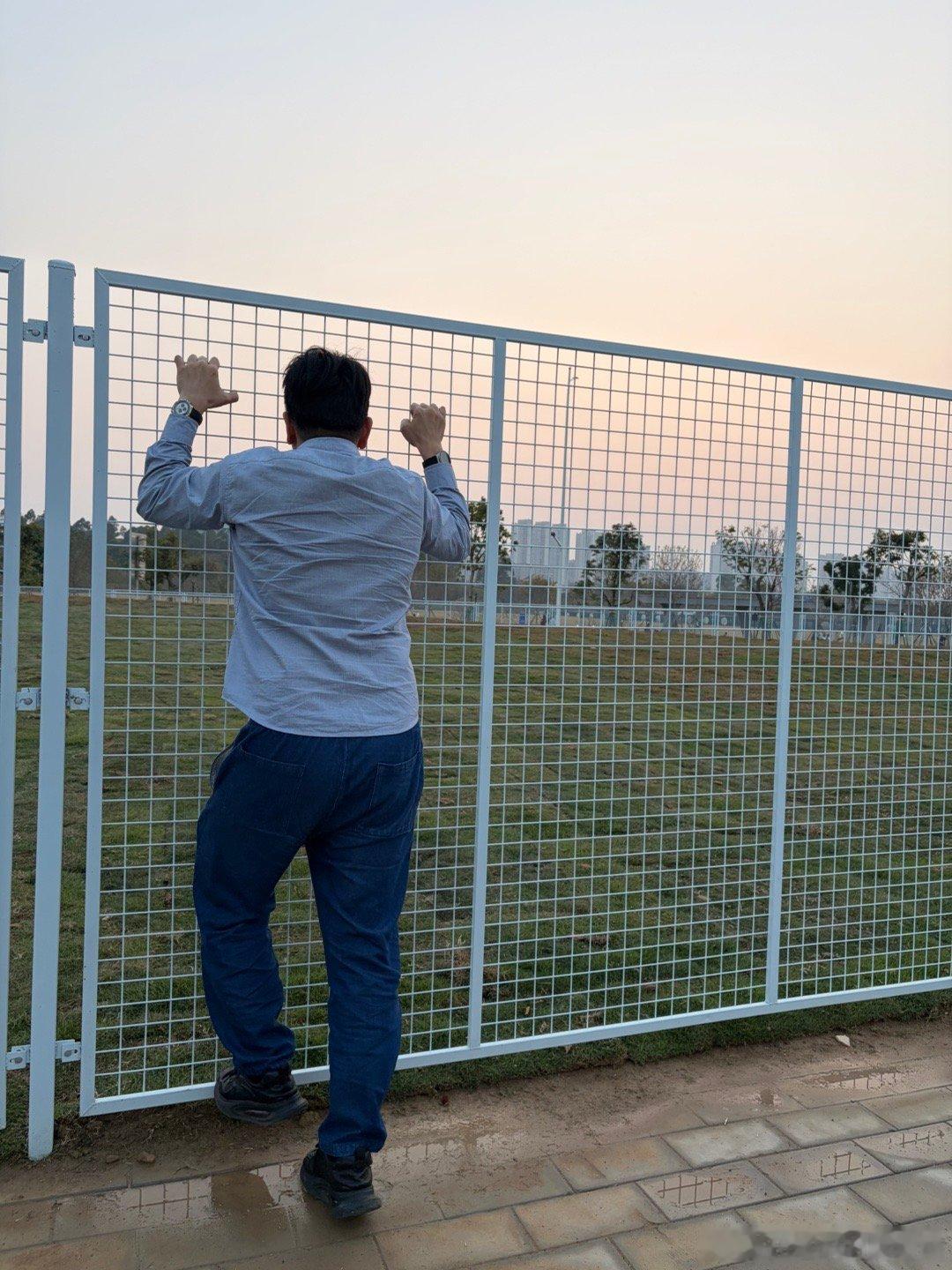 霸气女总裁熟练的从全新ES8前备箱掏出了一盒点心，对铁窗前的这个男人表达了深切的