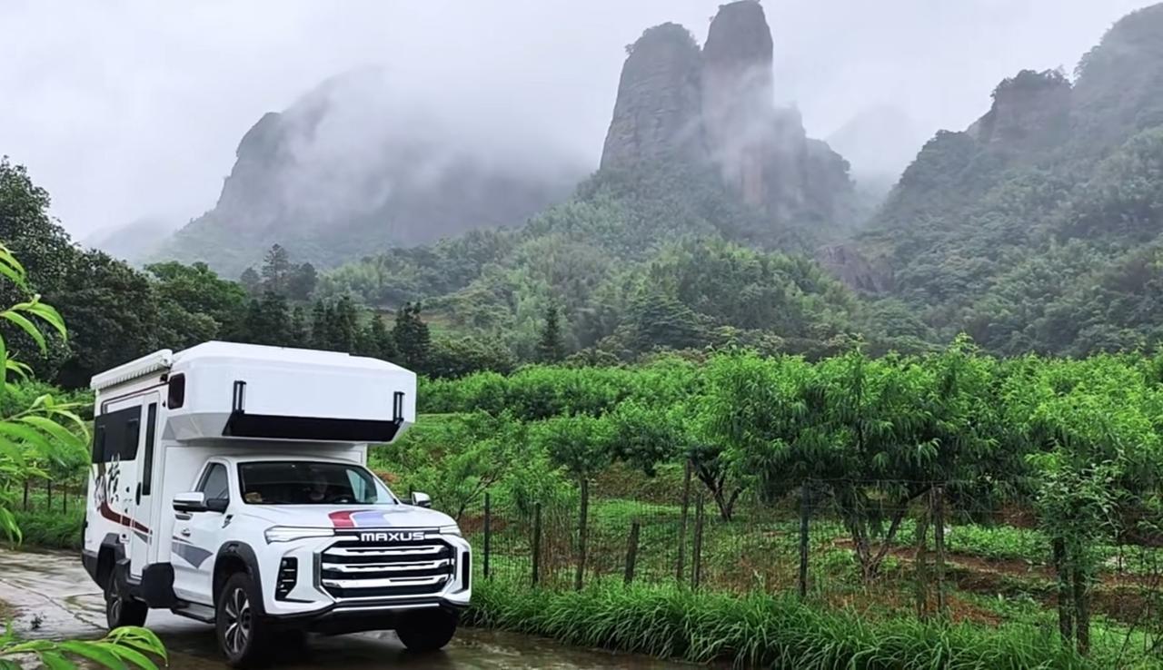 我现在
滞留在一个大大的雨带
​三天都没走出来
​几辆因雨结缘的南来北往的车
​
