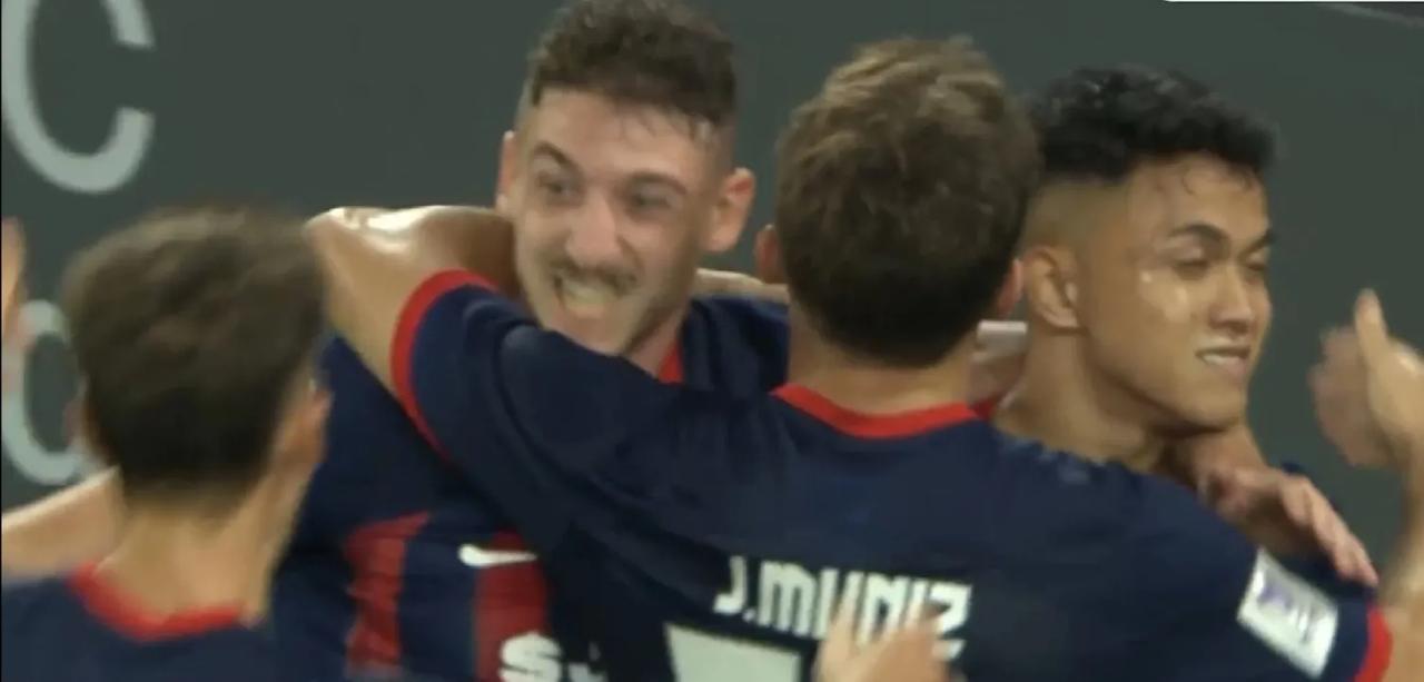 亚冠半场，申花，已经被柔佛打花了！
柔佛踢偏一个空门，吹掉两个进球，仍然2：0领