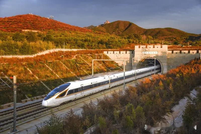 看到“古有快马送信”这个上联，我脑海里瞬间有了下联“今凭网络传音”。
在古代，快