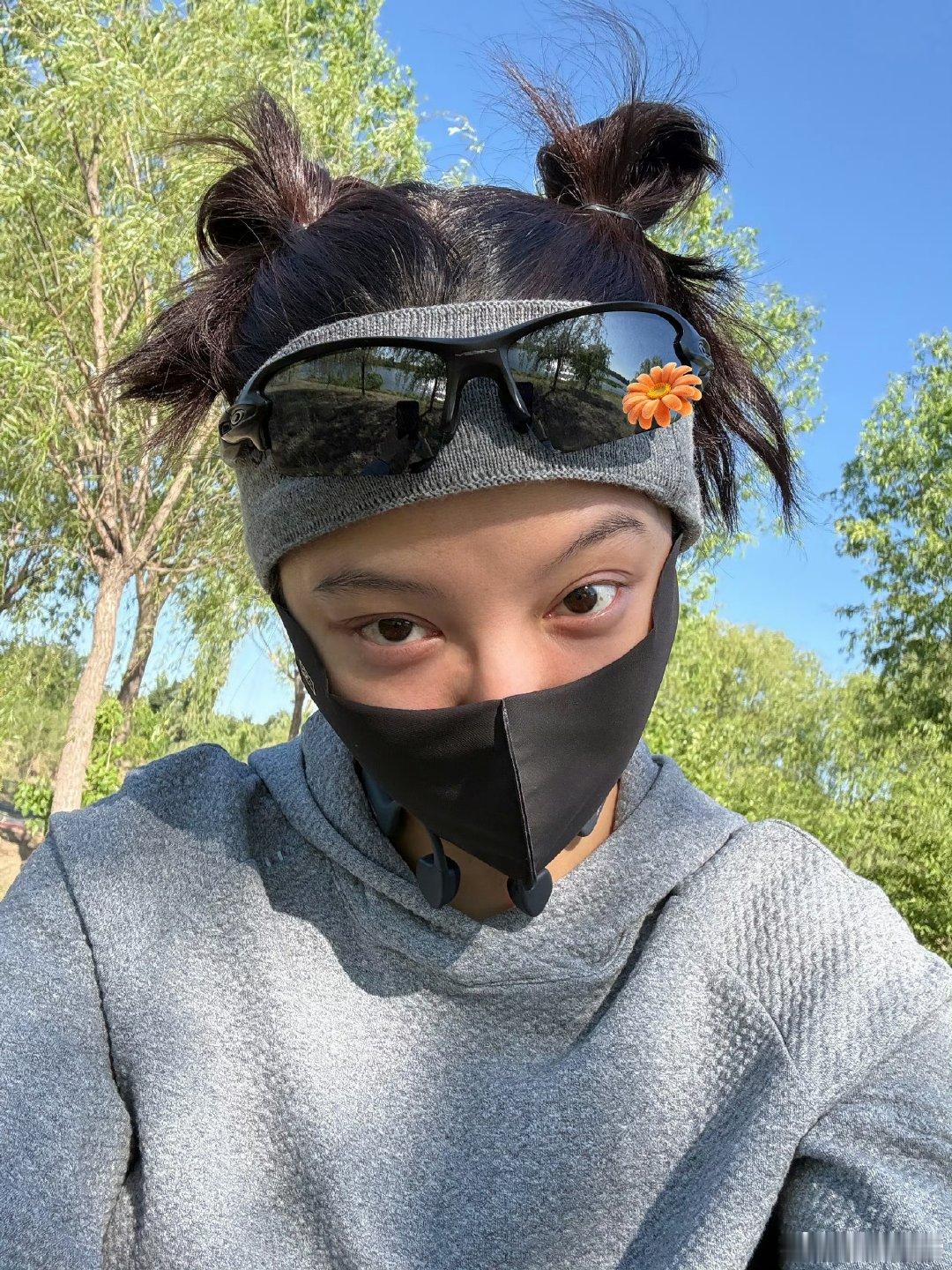 李宇春辛芷蕾高叶倪妮四脚爬坡向野的我们向野的我们来沙漠拉练了 脑子里自动循环我要