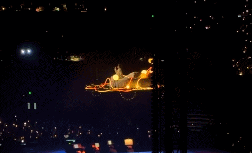 王源把床搬到了客厅王源把床搬到了客厅！跨年演唱会的悬空床舞台太有创意，内娱首个斜