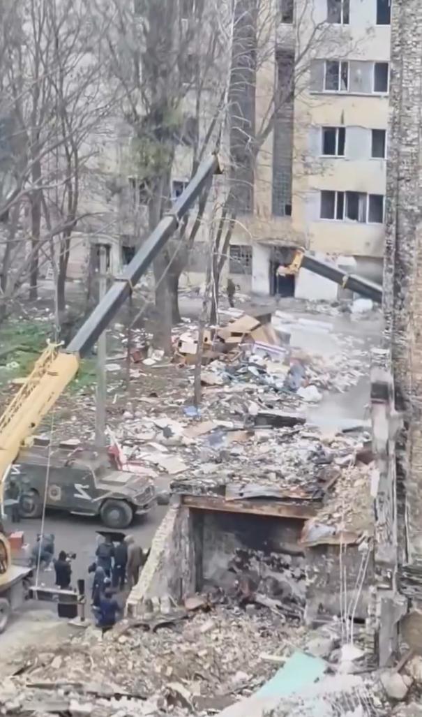 讽刺了乌克兰电视马拉松节目对战争的报道，称其是由虚构的“贝克街区95号”工作室制