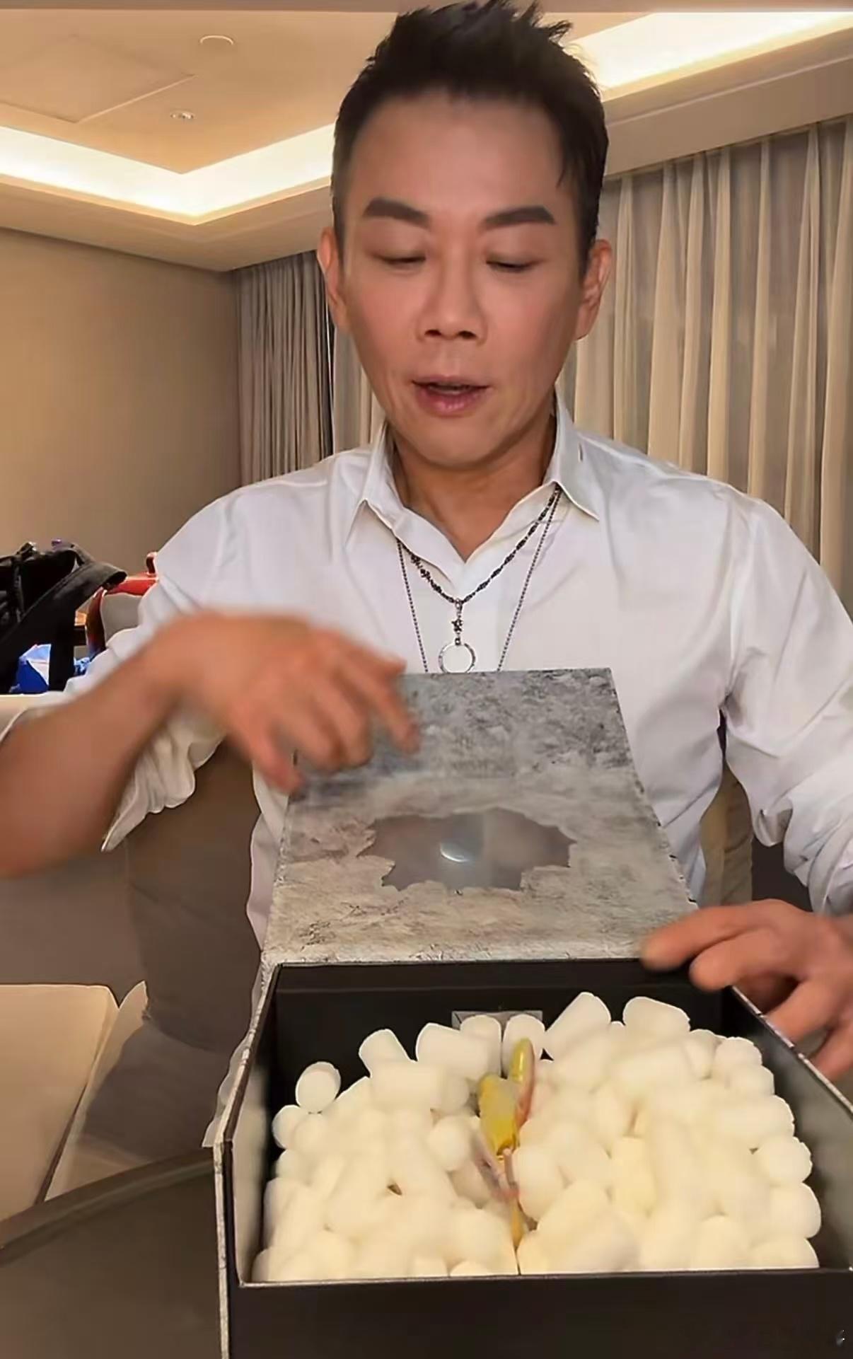 陶喆直播开箱实体专辑开箱直播谁看能不笑啊！从拆到番茄炒蛋配色的公仔到用大铁片刮歌