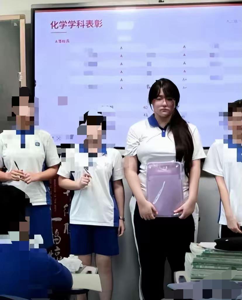 一个女学生站在领奖台的画面最近刷爆社交平台！

1米75的大个子，皮肉饱满一点都