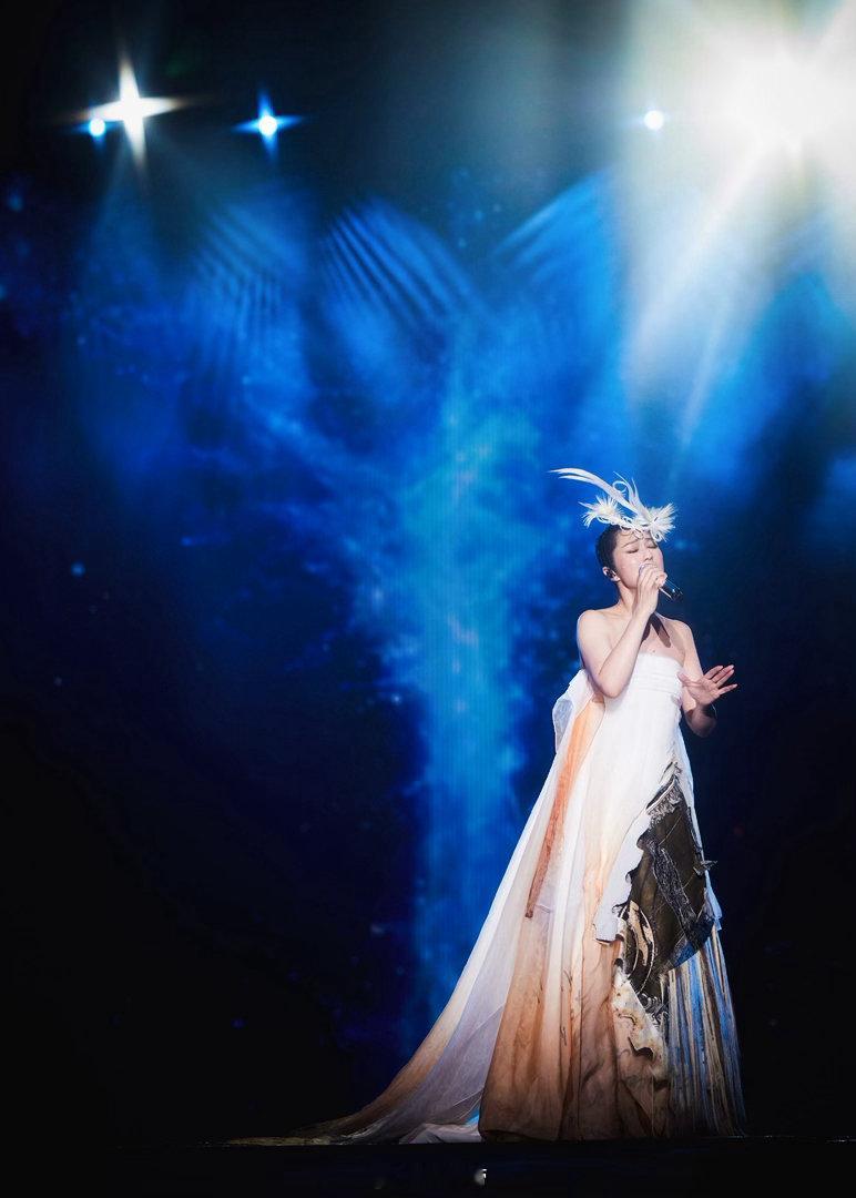 星光落满舞台，歌声漫过整座星城。沉浸式音乐现场如约而至，杨千嬅6月20日演出，4