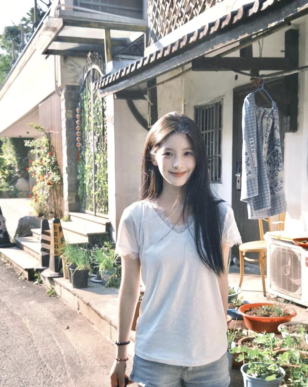 小院的风裹着草木香，今天是被阳光偏爱的松弛感日常✨