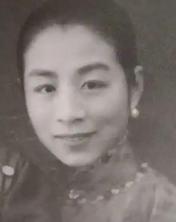 1947年的一天，李国秦意外发现17岁的养女怀孕了，想问明缘由，却遭到丈夫百般阻