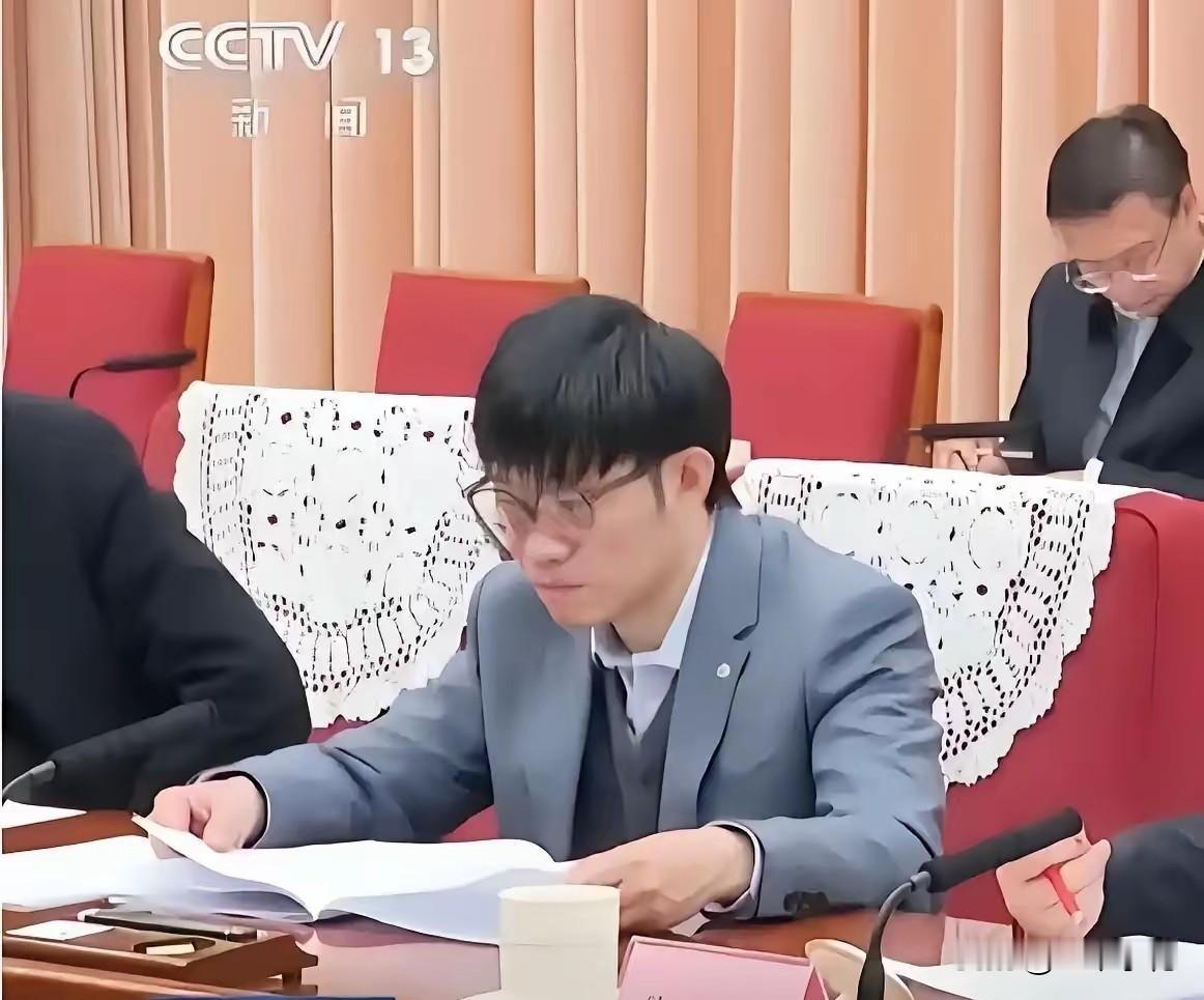 中国可能马上就要诞生第二个让美国忌惮的“任正非”了。
梁文锋，现在估计成了每个硅