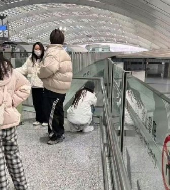 昨天吴宣仪在机场被代拍一直怼脸拍！给孩子逼成什么样了！好心疼哭了后还在收粉丝的信