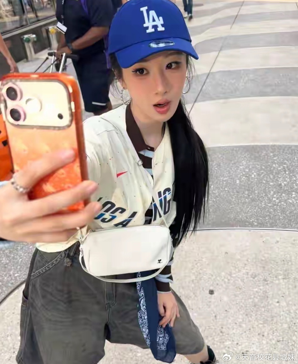 杨紫带爸妈游纽约！中央车站合影太温馨，一到爸妈身边秒变小孩 