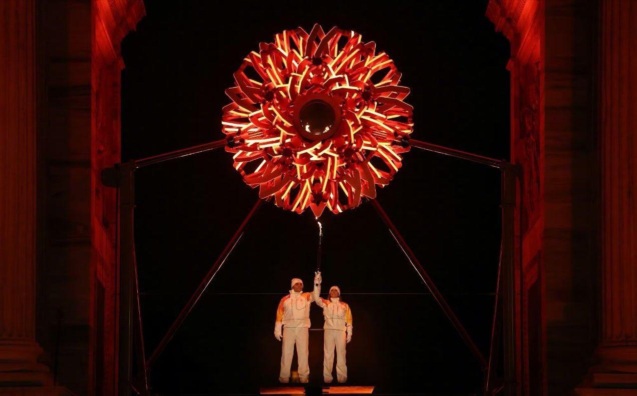 我觉得米兰的这个点火仪式和火炬的创意就是北京冬奥会的基础上修改了一下而已。平面变