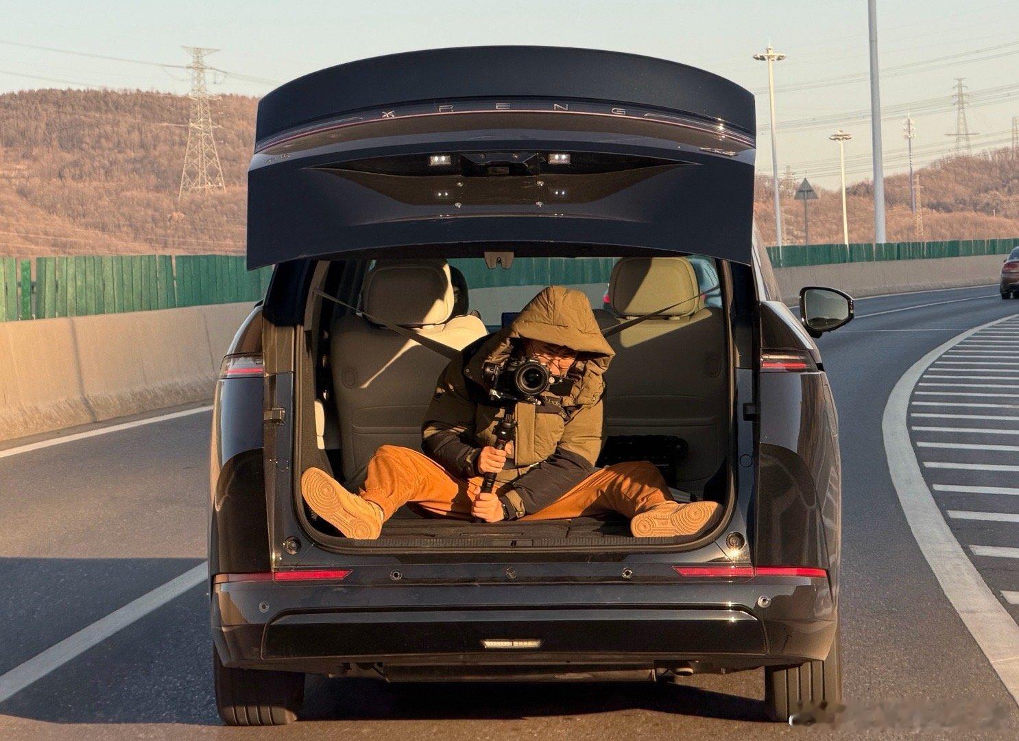 摄像老师对我们的新工作车很满意小鹏X9不光能家用，当工具车太好用了！梁家翔的小鹏