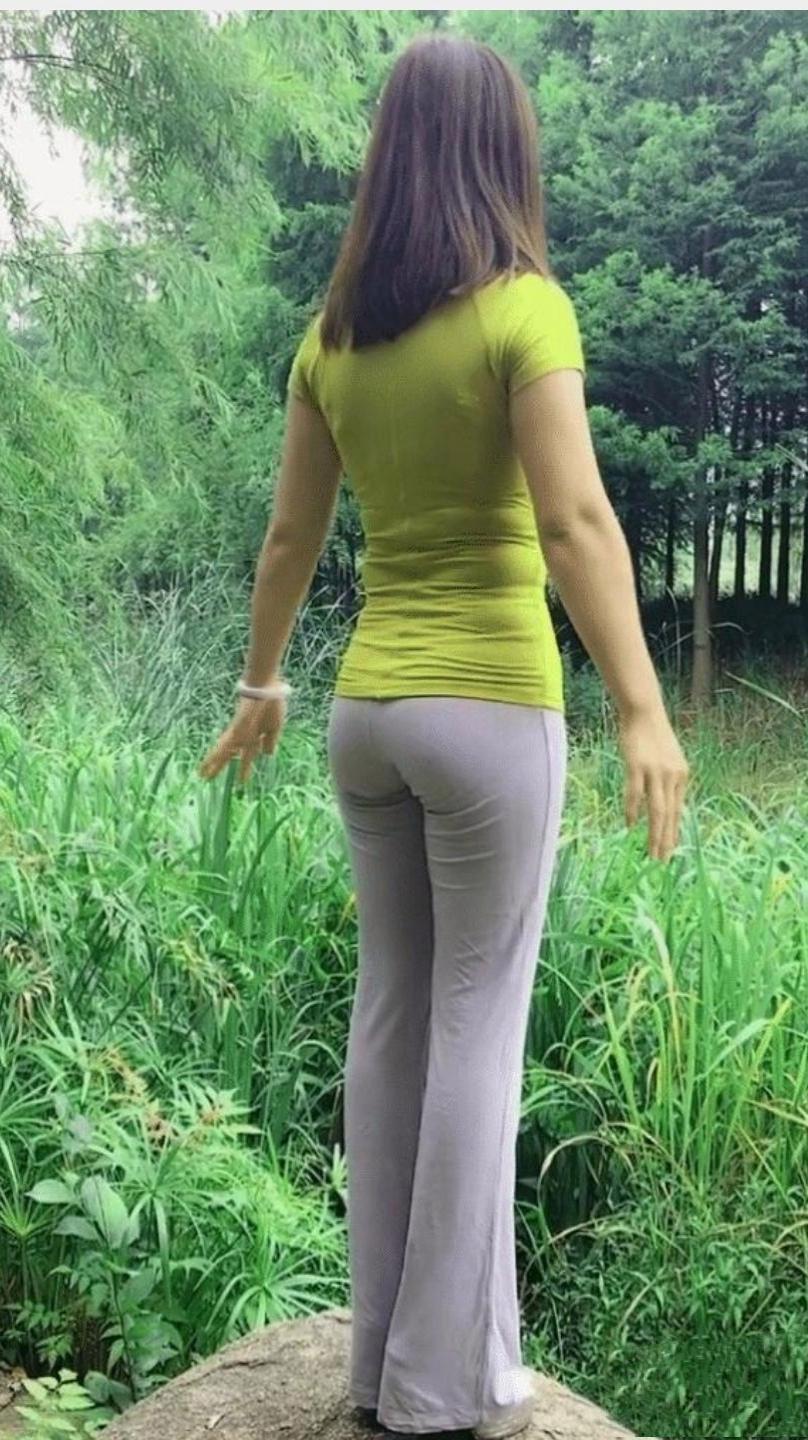 草长的时候（现代诗）
 
草长的时候，风先软下来
像你某次欲言又止的唇
我把影子