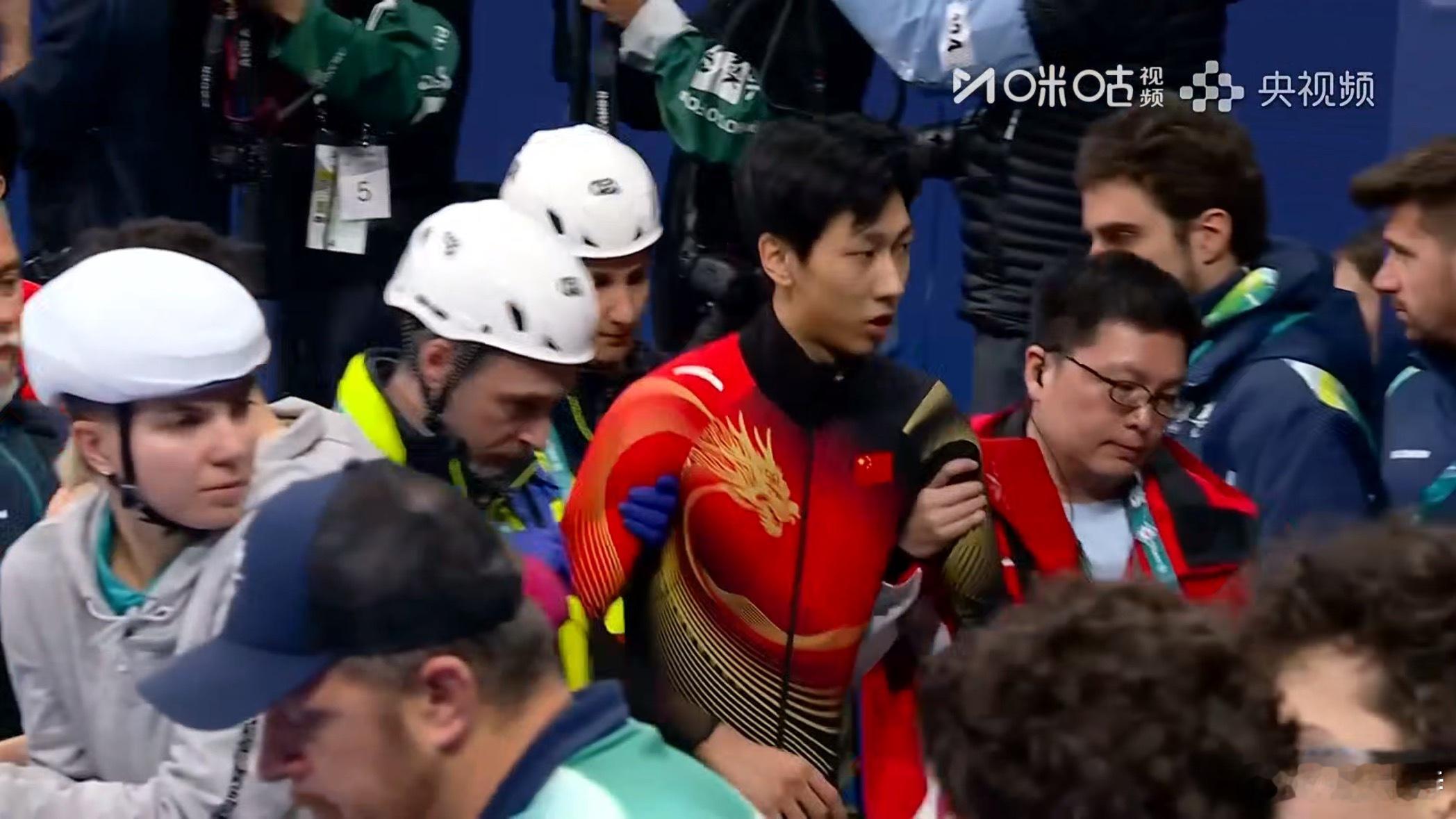 孙龙受伤被搀扶离场右腿小腿被冰刀划伤了… 