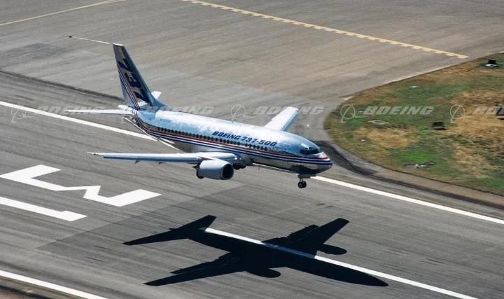 1989年6月30日，B737-500首飞
作为737-300的缩短型号于198