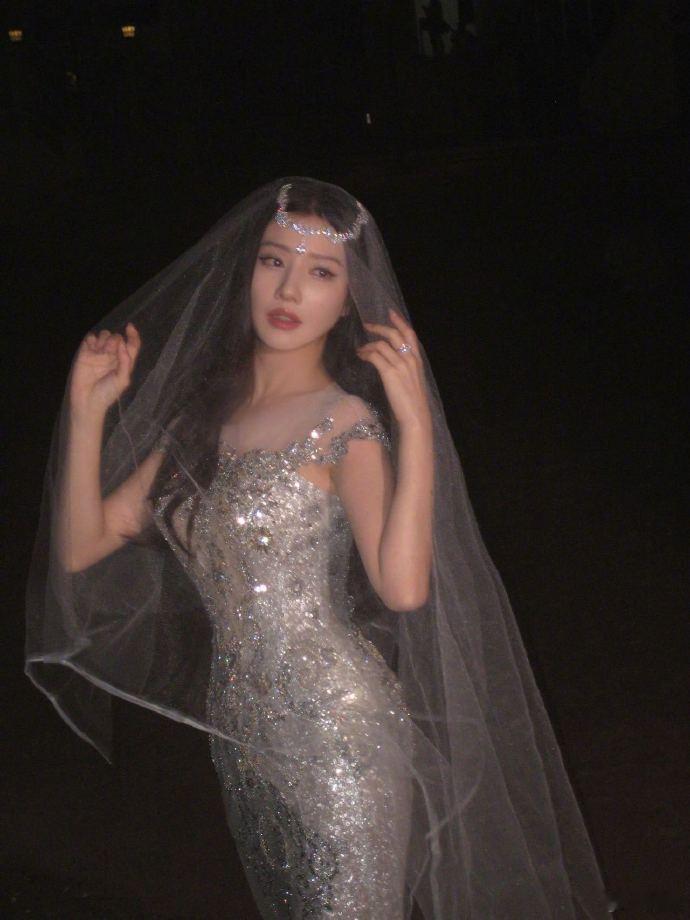 王鹤润腰臀比 王鹤润今天的美丽简直让人无法呼吸！碎钻裙勾勒出她的完美曲线，坐在礁