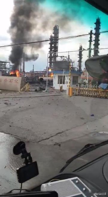 临沂爆炸今天下午临沂沂河新区一处平房院落突然炸了，15点38分那声巨响，附近居民