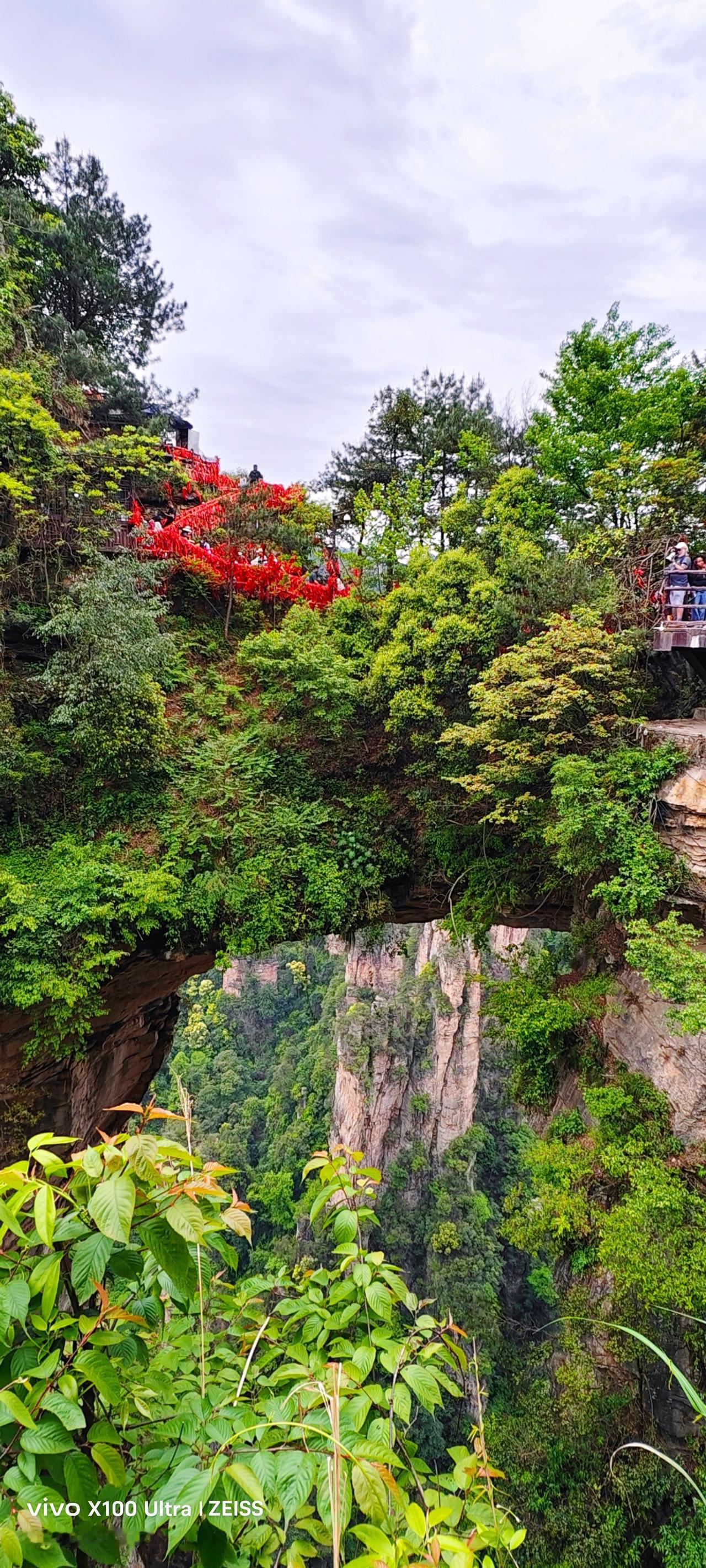 天下第一桥是张家界十大绝景之首，世界垂直高差最大的天然自生石板桥，桥高350米（