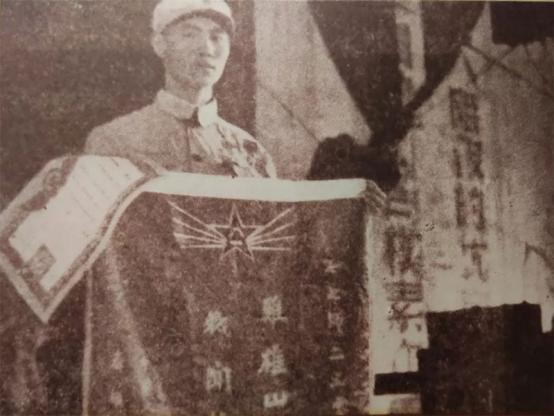 朝鲜战争中，1名志愿军被10名美军重重包围，美军用中文大声喊道：“缴枪不杀，我们