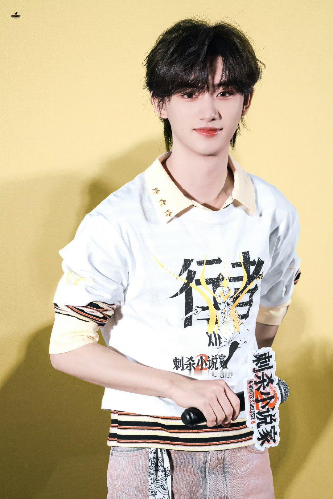 丁程鑫黄色星星内搭 丁程鑫《刺杀小说家2》大同路演造型，把黄色星星穿在身上，之前