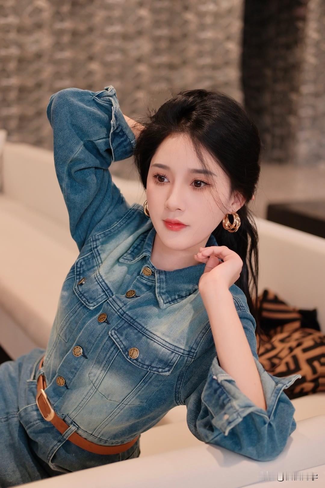 “青衫美人倚，金环映笑颜”，短短一句勾勒出一幅绝美画面。想象着一位身着青衫的美人