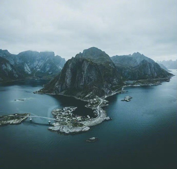 我没有很刻意的去想念你，因为我知道，遇到了就应该感恩，路过了就需要释怀。我只是在