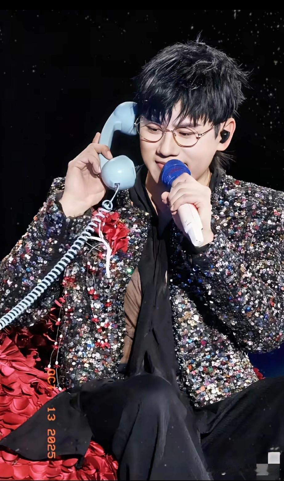 张杰南京奥体演唱会遭遇电力故障，全场断电8分钟，本是闹心之事，却成今年有名场面。