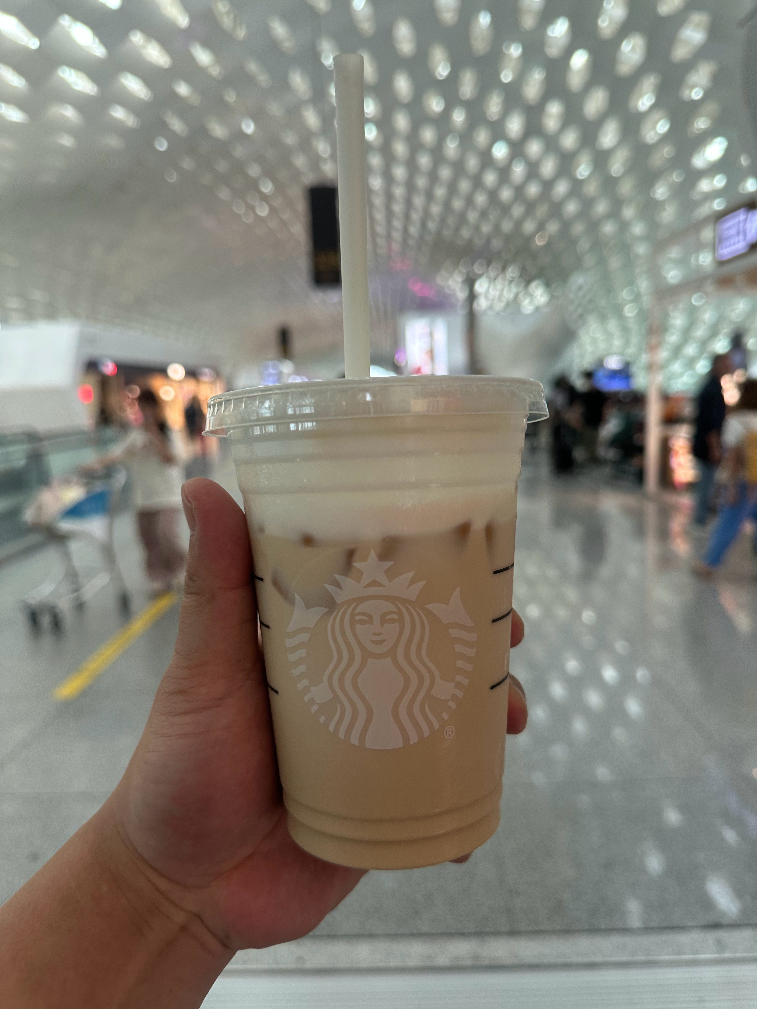 上个星期刚上海回来，今天继续飞上海，点一杯咖啡精神一下不过分吧。[吃瓜]  ​​