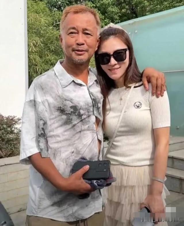 现在全网最踏实的人，
一定是沈巍。

沈巍没想到，自己这些年还能遇到晓晓。

不