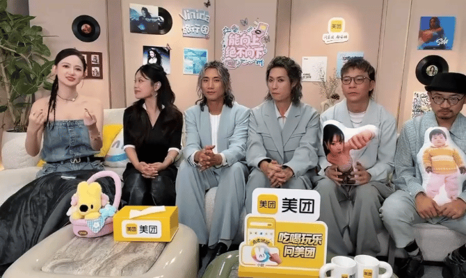 万妮达说联名赛舞台很有生命力 直播里万妮达自己透露明天的联名赛舞台，不是大家熟悉