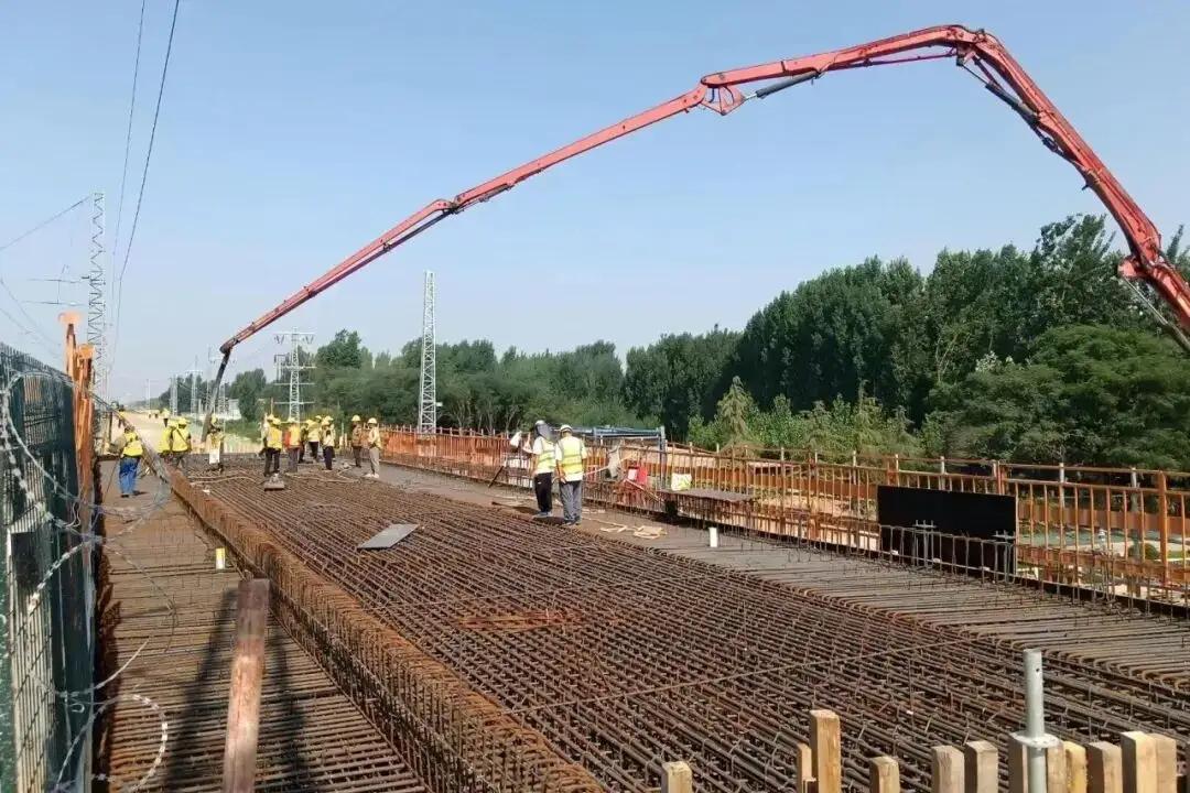 聊城冠州国际陆港铁路专用线的建设路框架桥终于浇筑完啦！这可是个大工程，39米长、