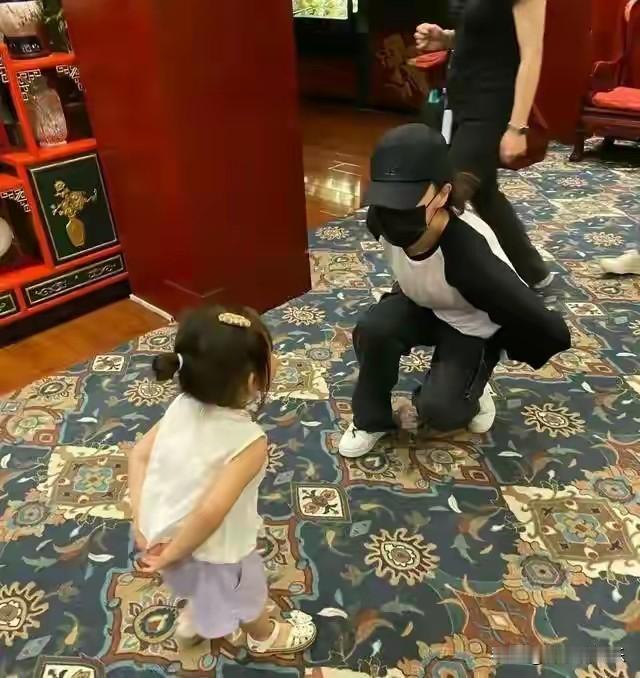 11月29日下午，上海某高端亲子餐厅外，媒体镜头捕捉到唐嫣一家温馨出行的画面——