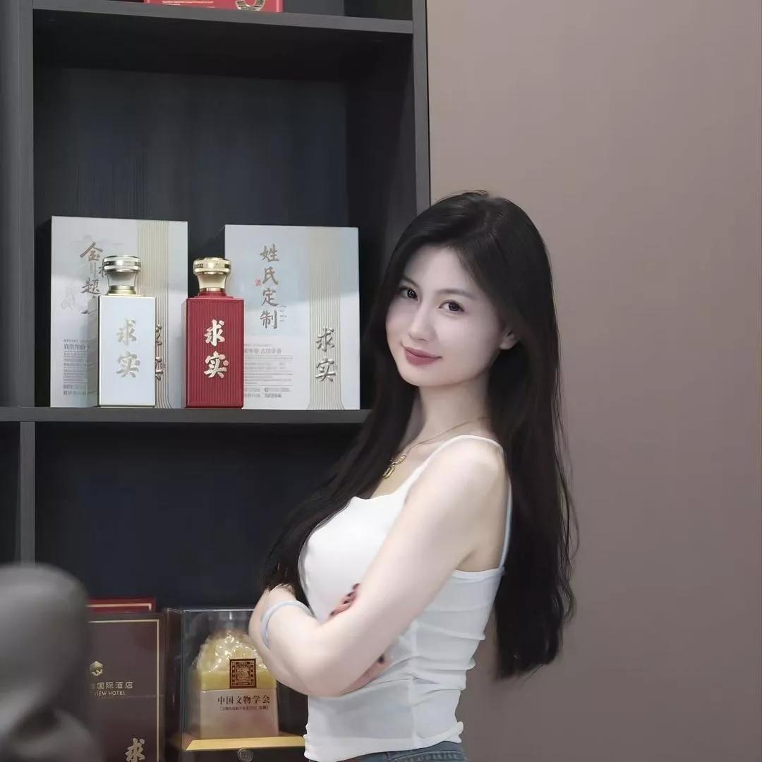 优雅女性与定制美酒，品味生活的美好！女性红酒 女性魅力品鉴 美女品酒 淡雅白酒 