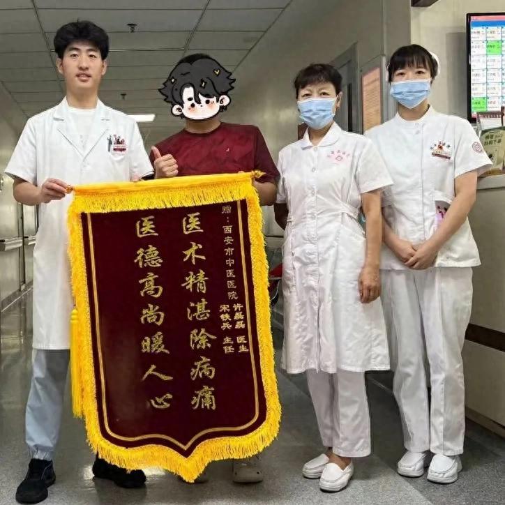 “太吓人了”40岁男子常年喝碳酸饮料，脚上长了一块6cm大的痛风石，痛苦了5年。