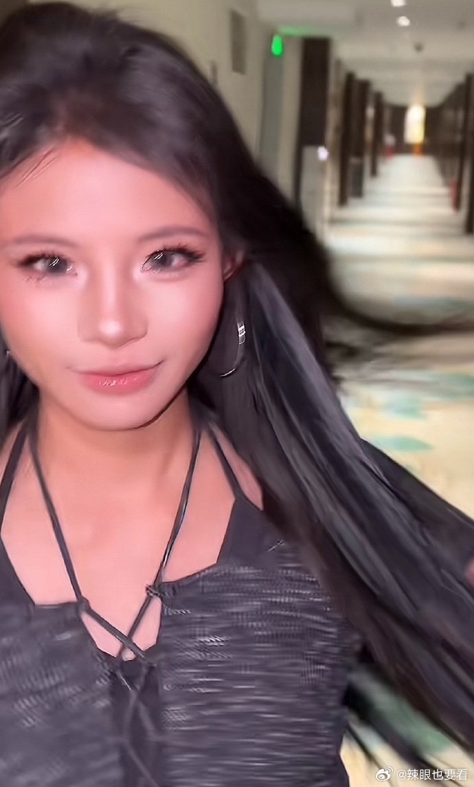 小英直播关掉美颜 对比小英早年和现在的状态差别好大，褪去往日青涩，多了几分松弛大