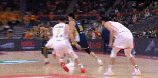 奎因躲闪腾挪，把深圳内线突个稀巴烂，郑永刚气得没脾气

深圳队今天三分球很准，还