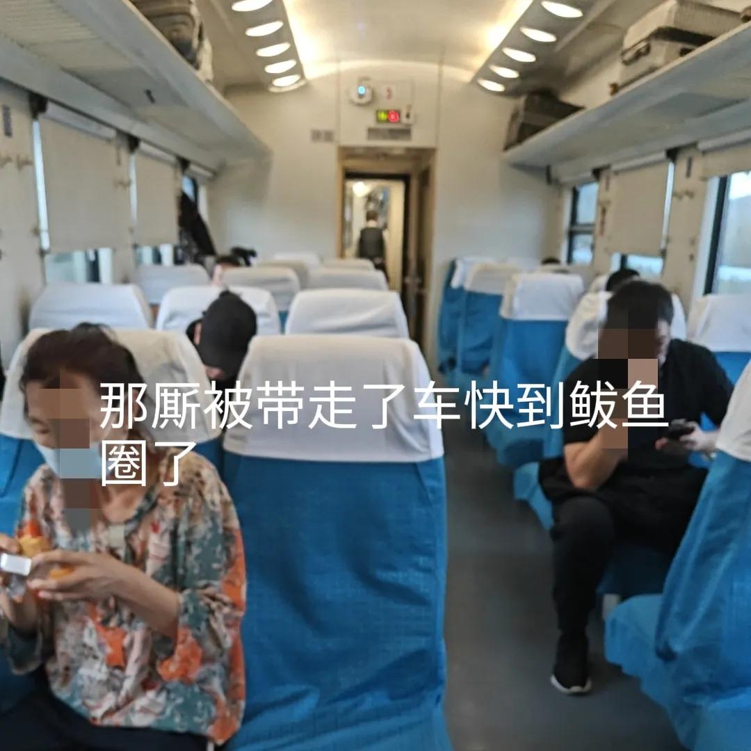我昨天下午从大连火车站，坐的是绿皮火车K1129次，终点站是到齐齐哈尔的。到鲅鱼