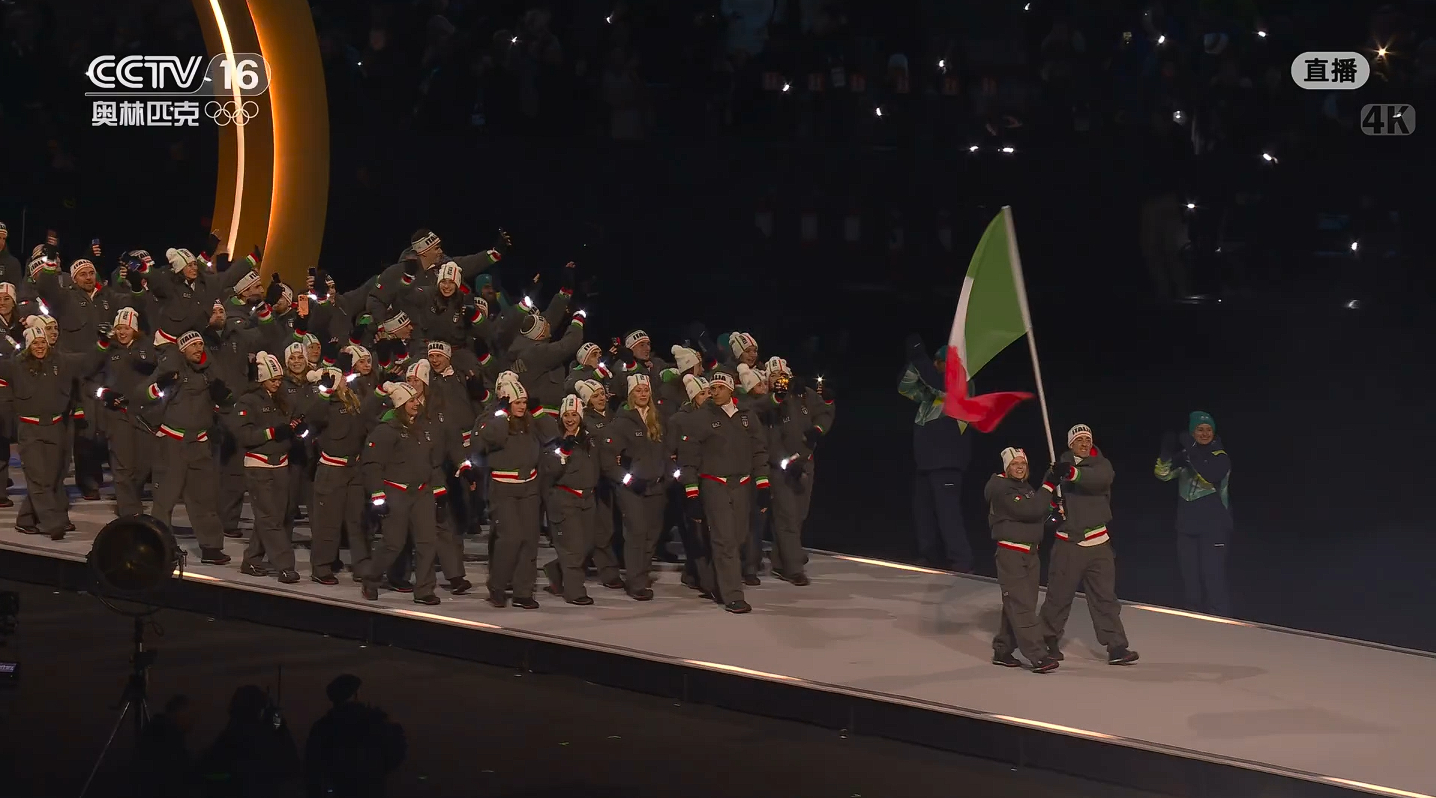 🔻这就是最“时尚”的东道主开场服啊？🔻啥啊？🔻鼓鼓囊囊的，颜色又暗沉，还不