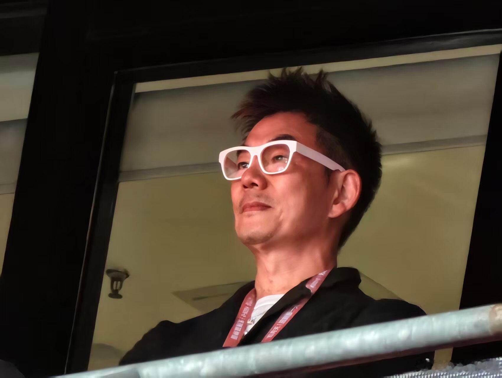 任贤齐都快60岁了任贤齐现身五月天演唱会 任贤齐快60了？？？？说实话，我真的惊