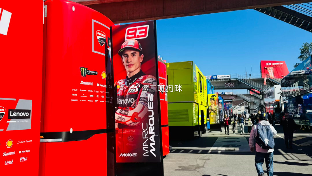 MotoGP的周五没有正式赛，所以有很多机会可以见到车手要签名，跟着米其林进了周