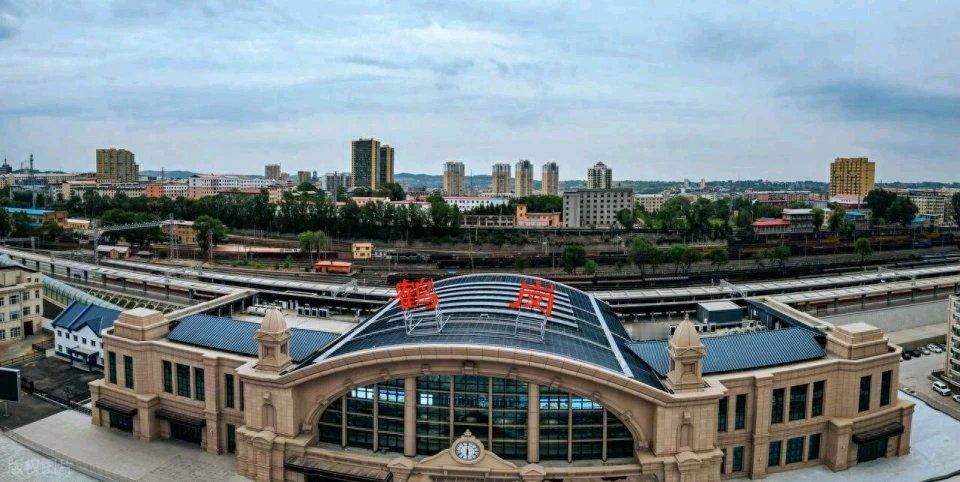 网上老说不少城市房子是“白菜价”，几万元就能买一套，除了鹤岗，像辽宁阜新、黑龙江