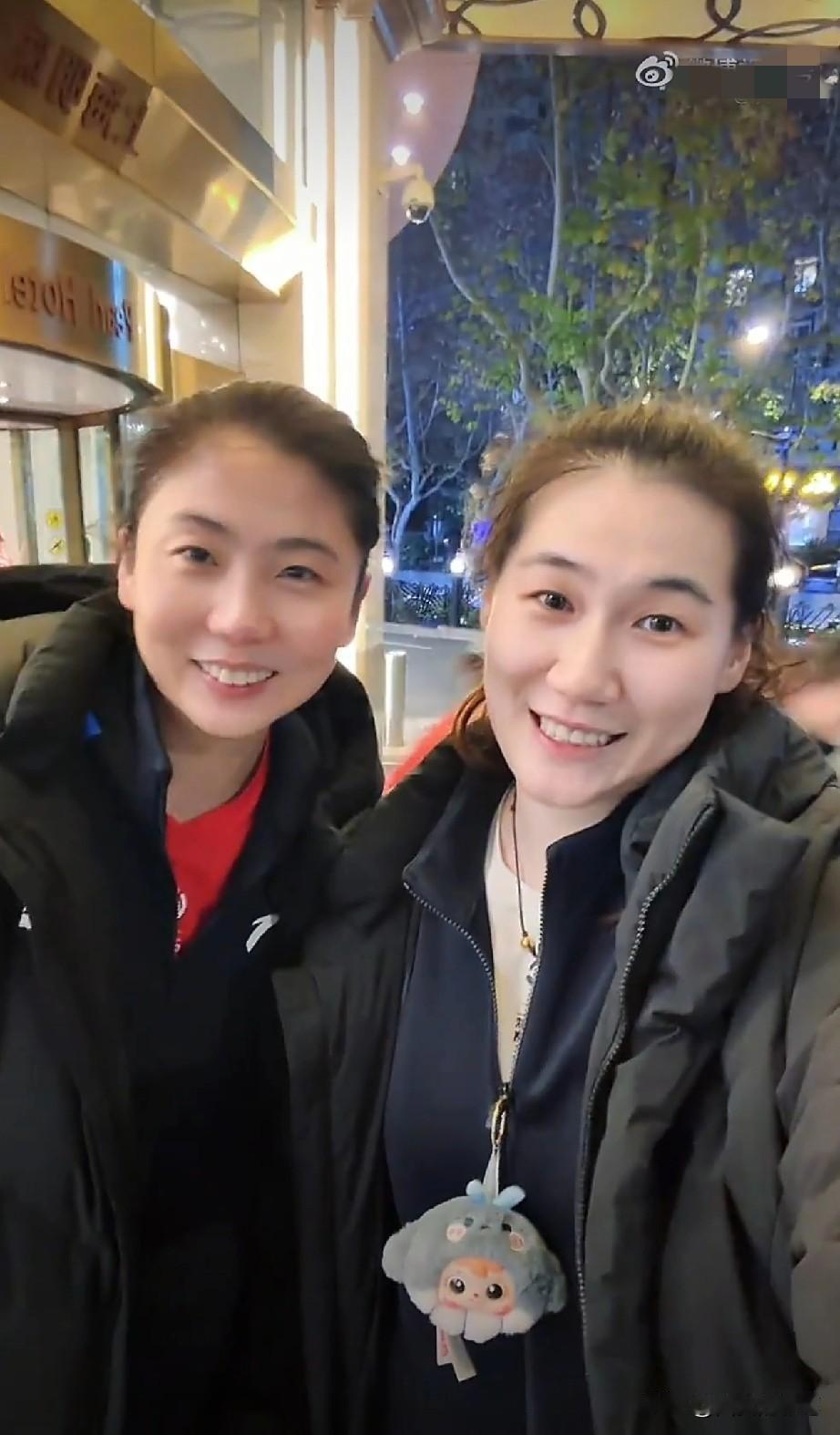 原来王云蕗也是社牛一枚[赞]
瞧，赛后的王云蕗心情大好，和姐妹玩起了自拍，她们的