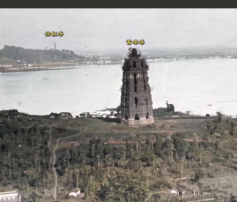 雷峰塔，保俶塔，一夫一妻之塔，为啥建的隔湖相望？[大笑]
   雷峰塔始建于97